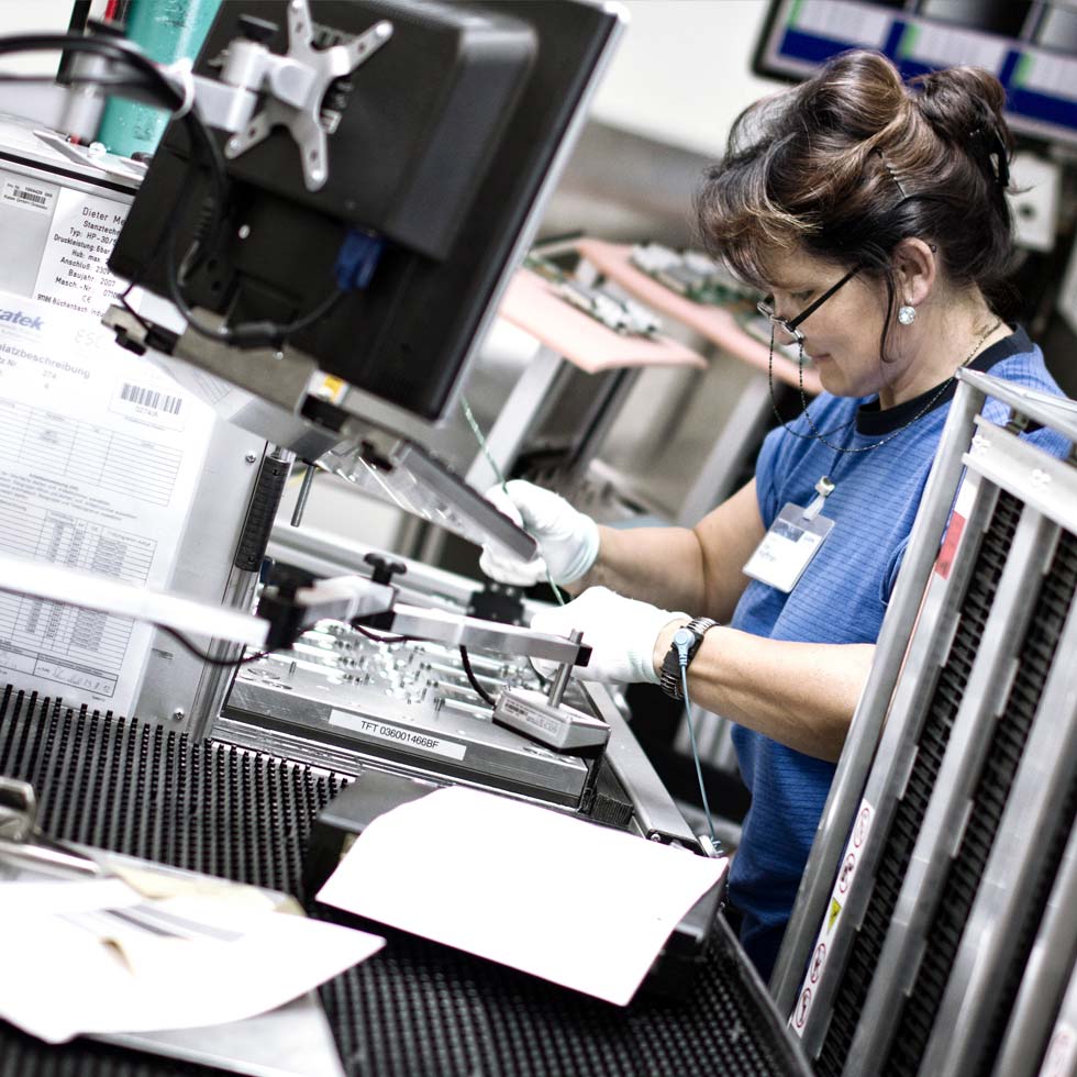 KATEK Mitarbeiterin im Werk KATEK Mitarbeiterin im Werk